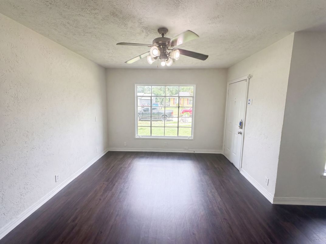 Photo 3 of 17 of 11216 Barbarosa Dr, Dallas, TX
