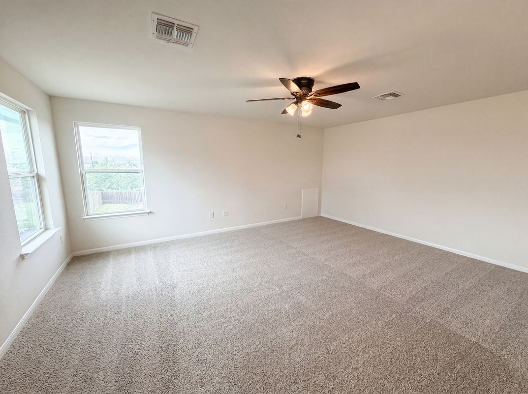 Photo 4 of 23 of 706 Luna Vista Dr, Hutto, TX