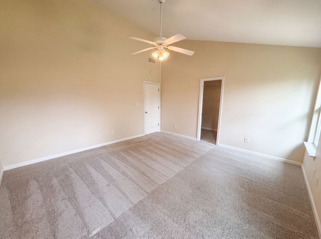 Photo 12 of 17 of 453 Castle Top Ln, Lawrenceville, GA
