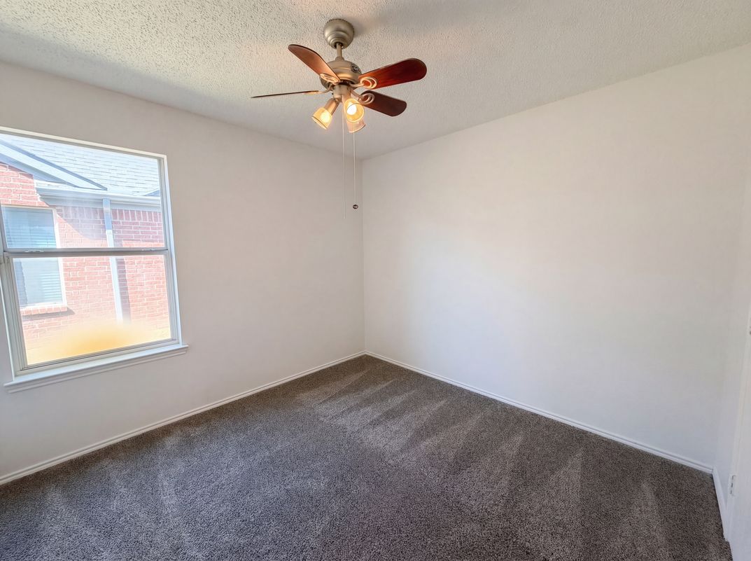 Photo 10 of 21 of 501 W Clover Park Dr, Fort Worth, TX