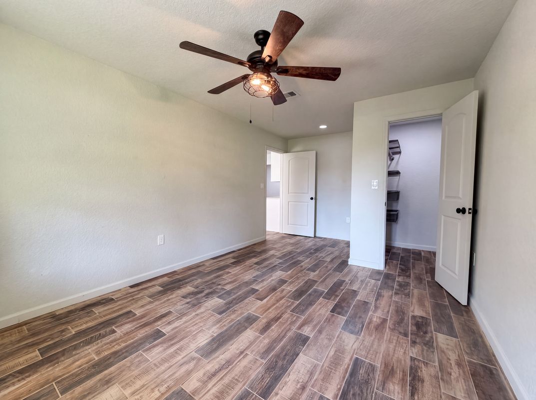 Photo 8 of 17 of 118 S Ringgold St, West Columbia, TX