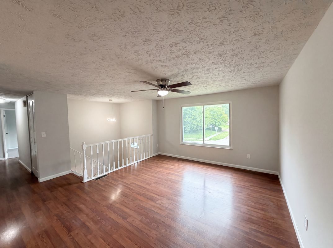 Photo 3 of 18 of 918 Bremerton Dr, Indianapolis, IN