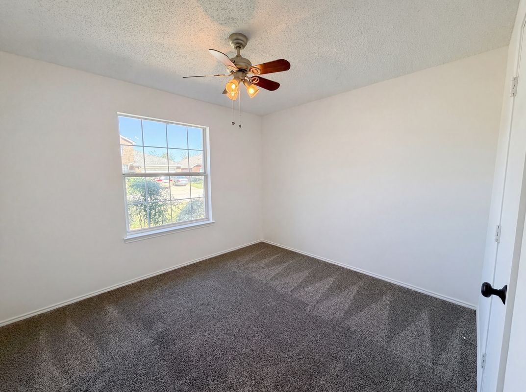 Photo 9 of 21 of 501 W Clover Park Dr, Fort Worth, TX
