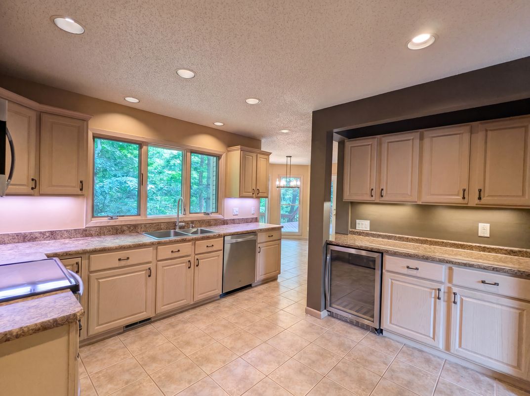 Photo 11 of 33 of 7550 James Dr, North Royalton, OH