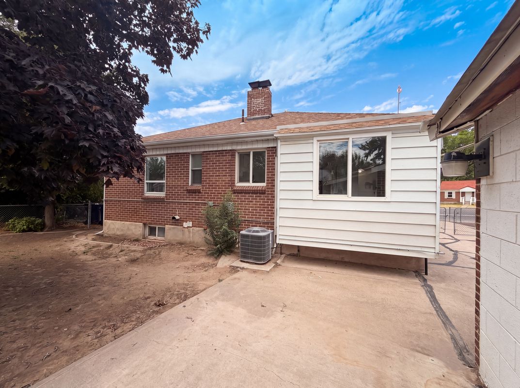 Photo 5 of 23 of 116 Ross Dr, Clearfield, UT