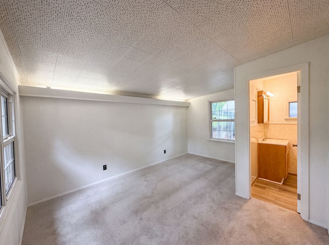 Photo 10 of 21 of 925 Woodcrest Ln, Hazelwood, MO