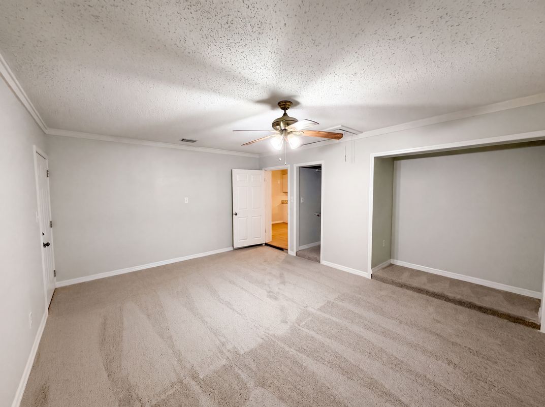 Photo 11 of 21 of 827 Dora Ave, Tavares, FL