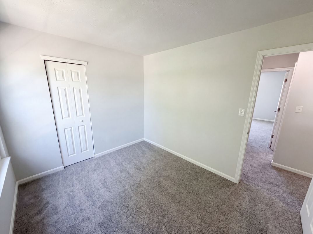 Photo 15 of 28 of 2219 Rolling Oak Dr, Indianapolis, IN