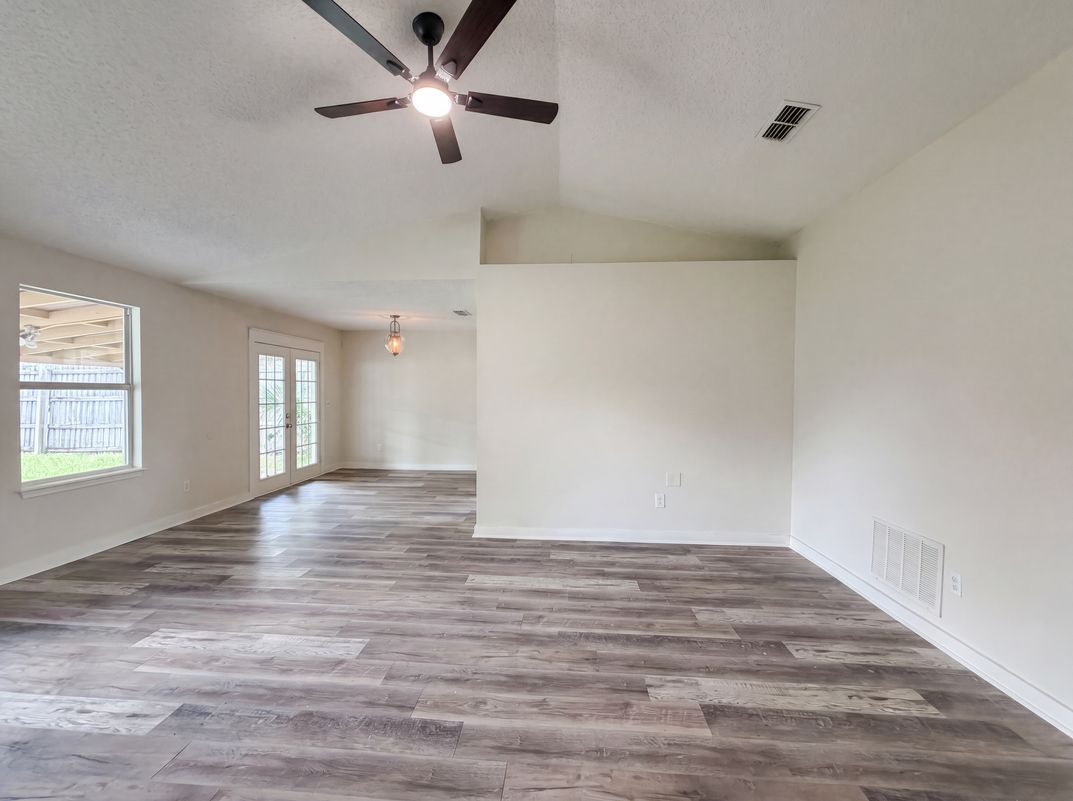 Photo 3 of 16 of 7957 Jacques Dr, Jacksonville, FL