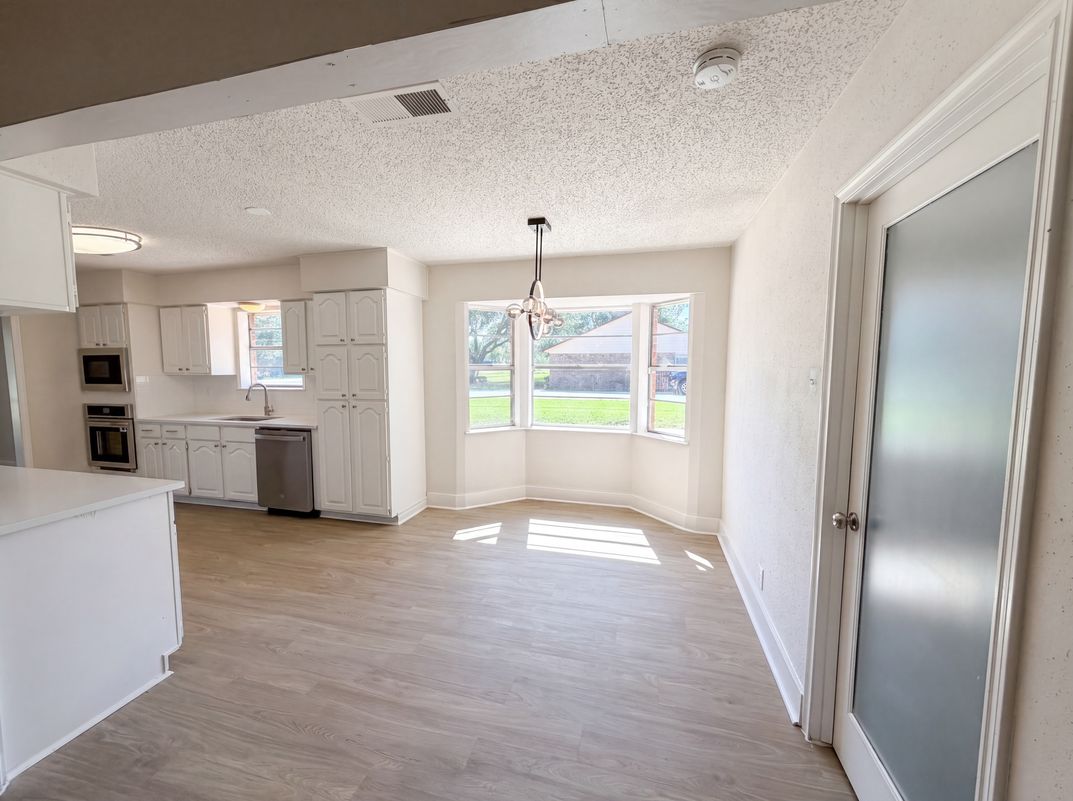 Photo 7 of 18 of 5917 Raza Rd, Pearland, TX