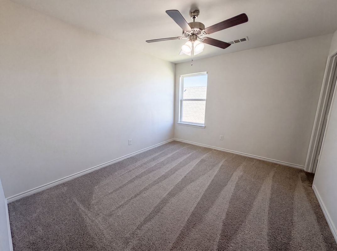 Photo 9 of 21 of 1713 Blue Jay Dr, Ennis, TX