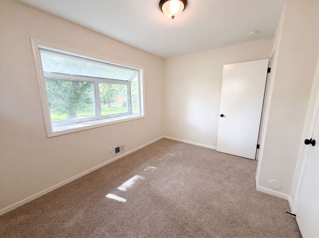 Photo 11 of 27 of 2591 Aldine St, Roseville, MN