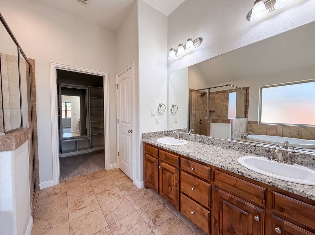 Photo 11 of 19 of 120 Donna Cir, Granbury, TX