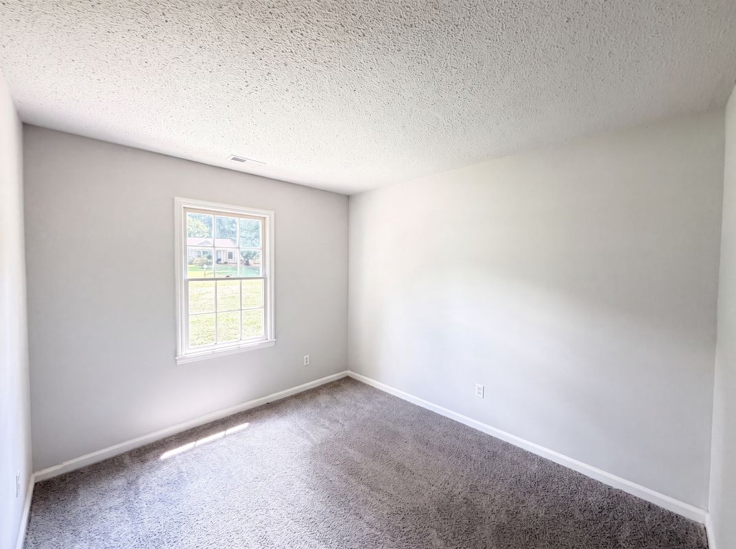 Photo 10 of 16 of 6912 Fieldlark Ln, Charlotte, NC