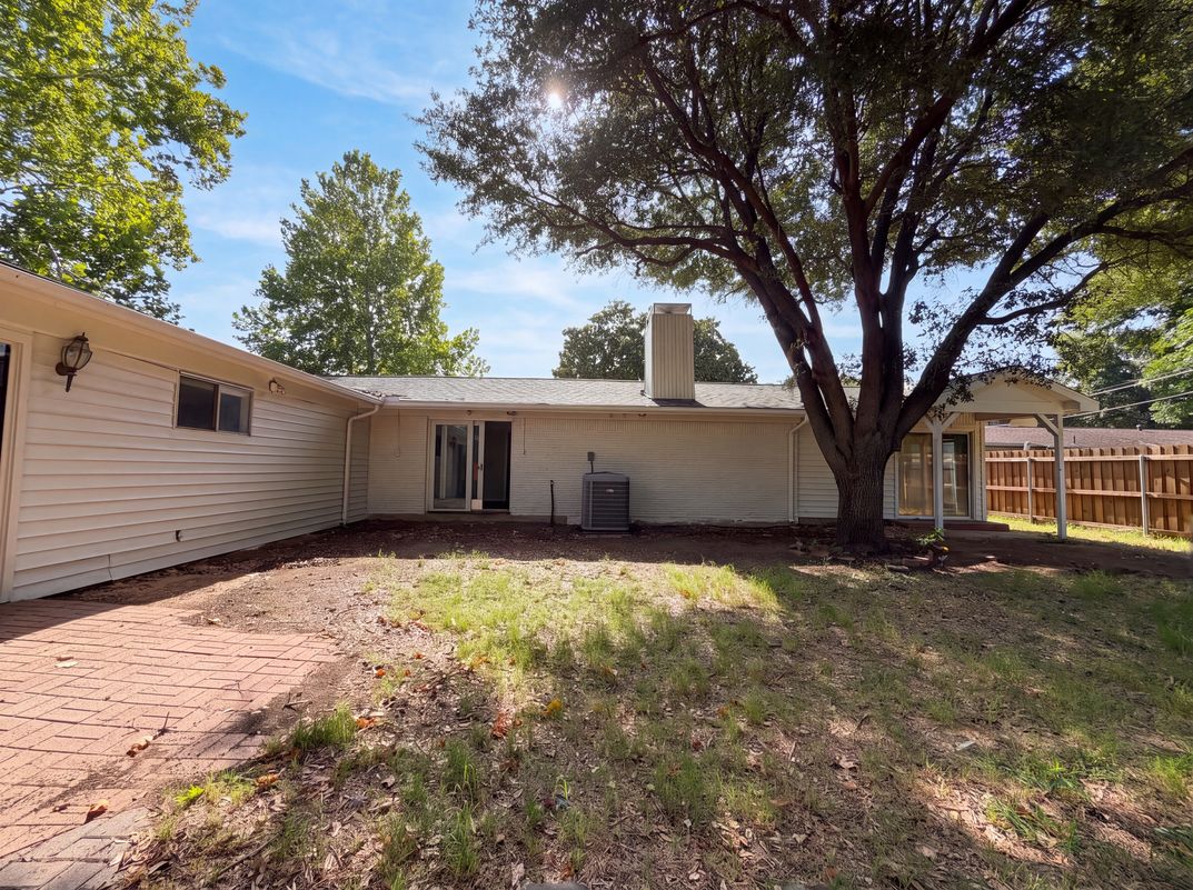 Photo 5 of 24 of 725 Ridgecrest Dr, Irving, TX