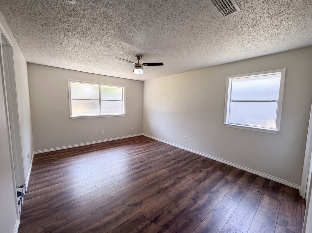 Photo 16 of 25 of 2136 Mountainview Dr, Hurst, TX