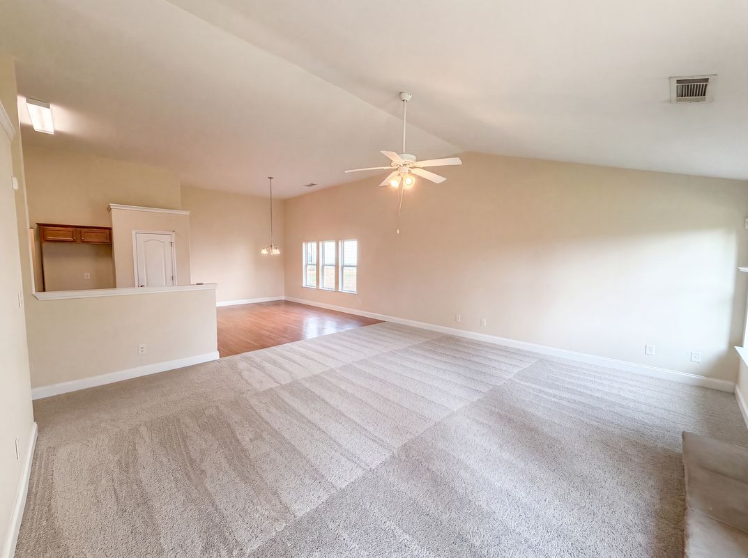 Photo 3 of 17 of 453 Castle Top Ln, Lawrenceville, GA