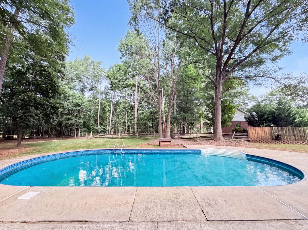 Photo 22 of 25 of 608 Amanda Dr, Matthews, NC