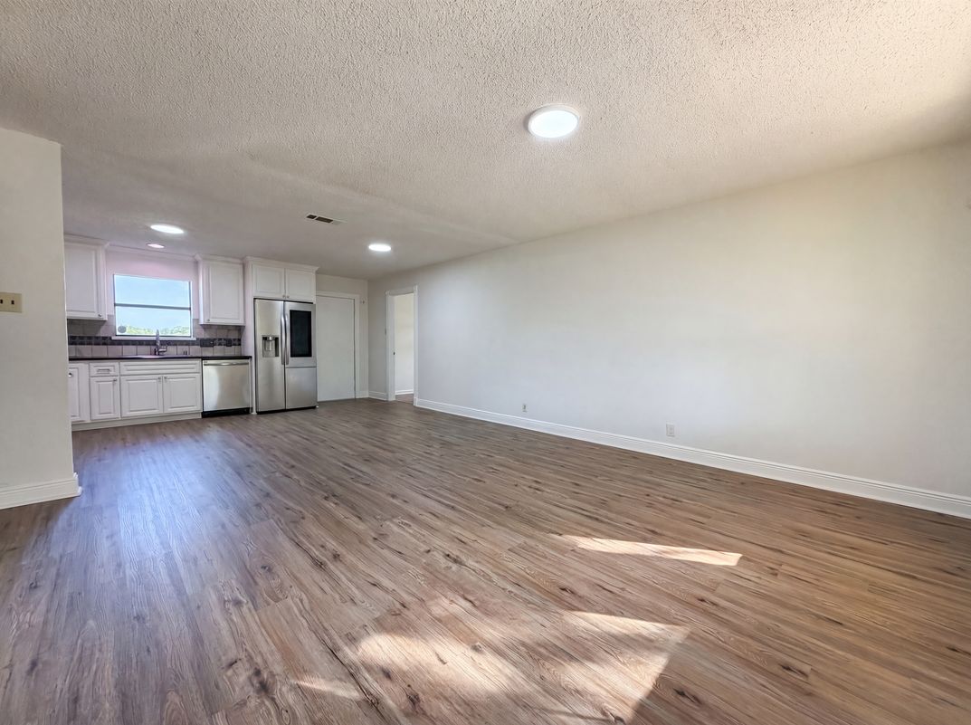 Photo 6 of 16 of 1308 Longhorn Dr, Floresville, TX