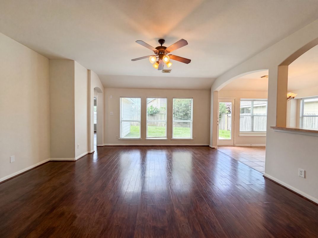 Photo 3 of 20 of 6843 Tammany Manor Ln, Spring, TX