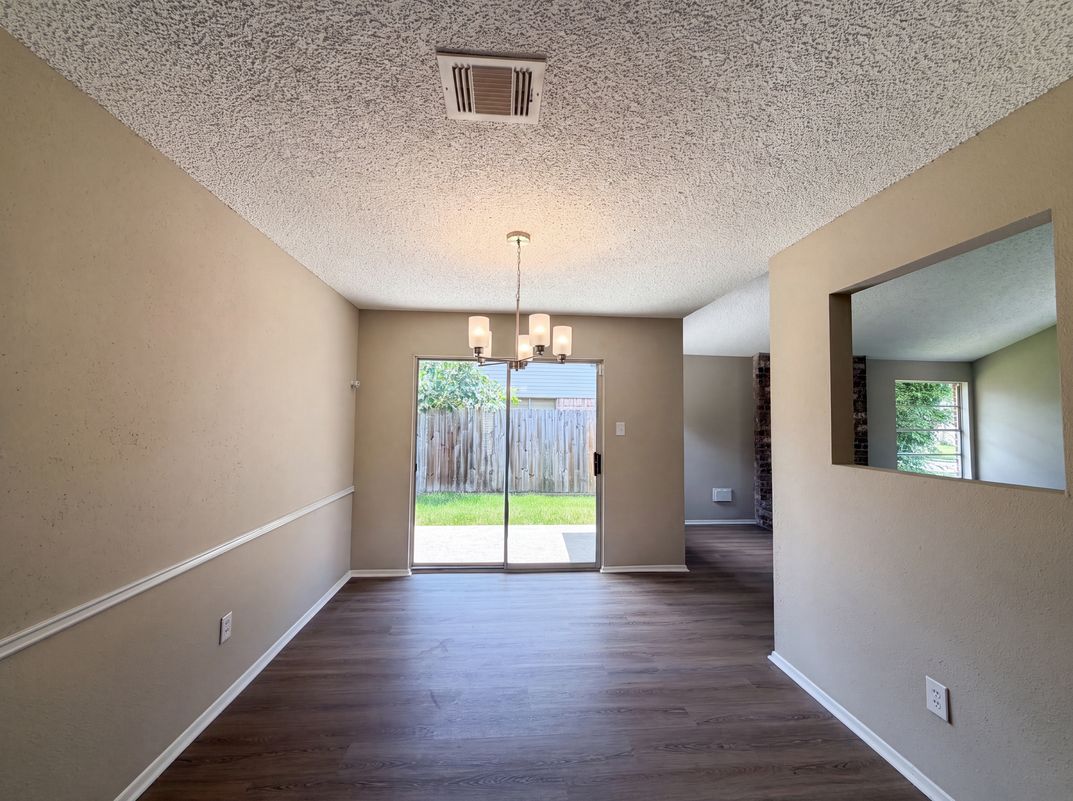 Photo 8 of 17 of 5602 Briarwood Forest Dr, Houston, TX
