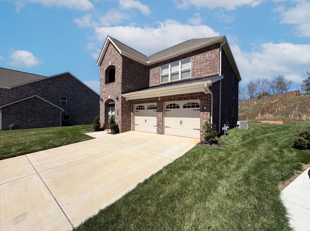 Photo 8 of 44 of 2714 Green Ash Ln, Knoxville, TN
