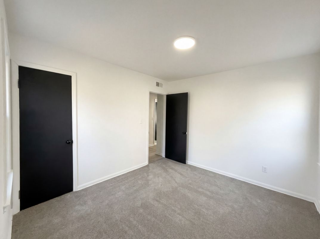 Photo 4 of 16 of 24610 Parklawn St, Oak Park, MI