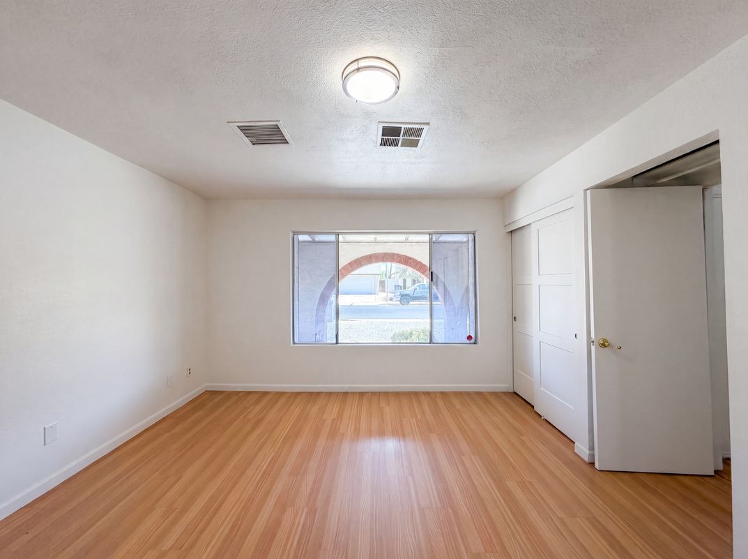 Photo 4 of 26 of 4260 E Vineyard Rd, Phoenix, AZ