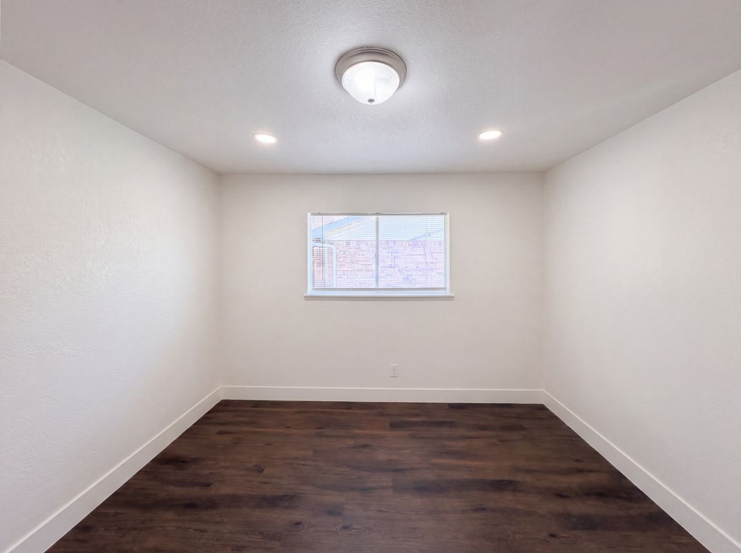 Photo 11 of 21 of 3111 Windsor Rd, Carrollton, TX