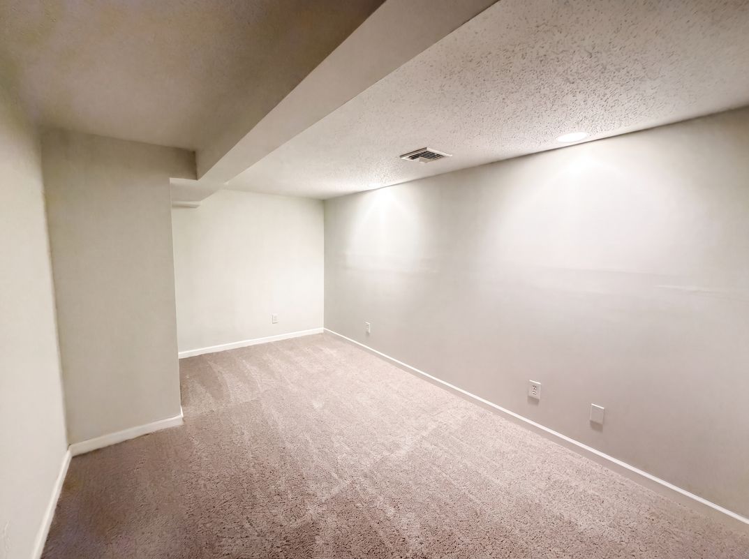 Photo 15 of 23 of 35 Dapp Ct, Elmwood Park, NJ
