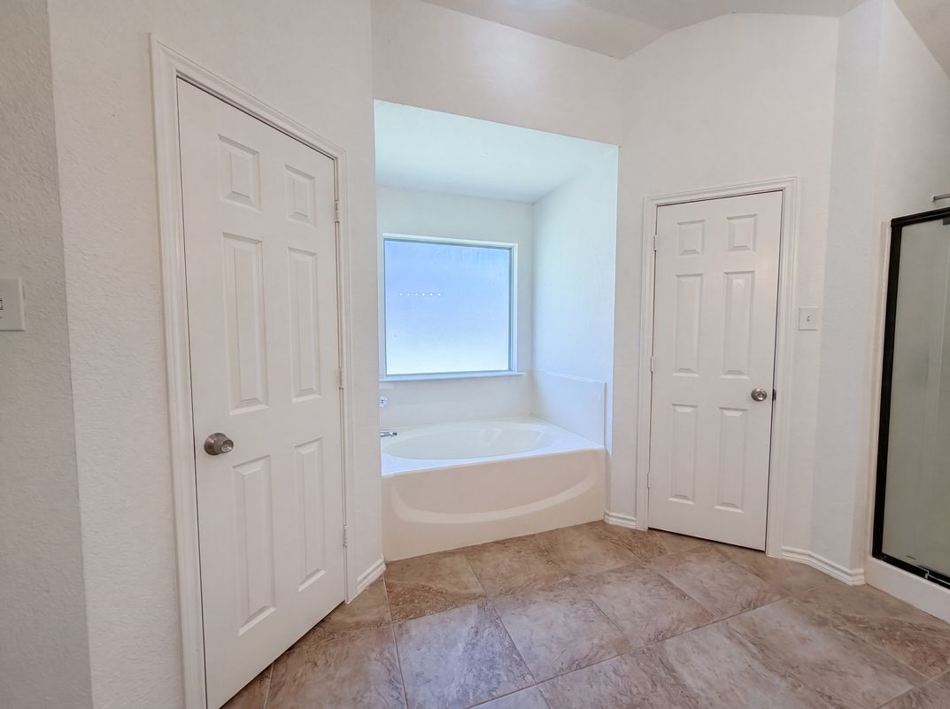 Photo 9 of 18 of 825 Adams Dr, Burleson, TX