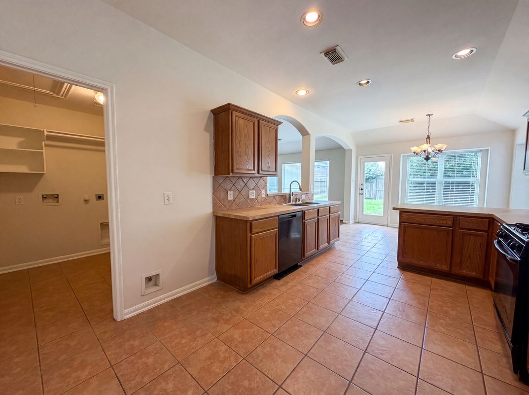Photo 11 of 20 of 6843 Tammany Manor Ln, Spring, TX