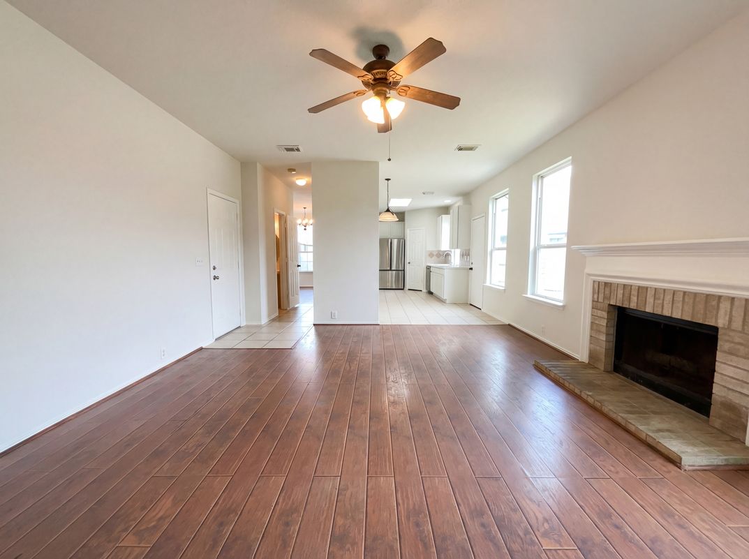 Photo 13 of 22 of 11919 Leaf Oak Dr, Houston, TX