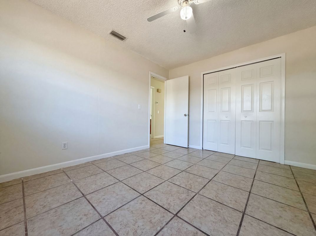 Photo 20 of 24 of 909 Winchester Ct, Brandon, FL