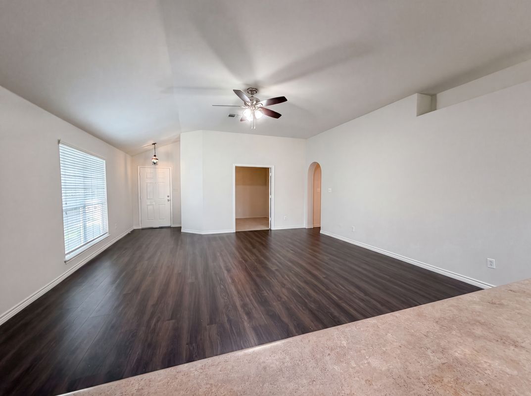 Photo 9 of 21 of 109 Eagle Dr, Luling, TX