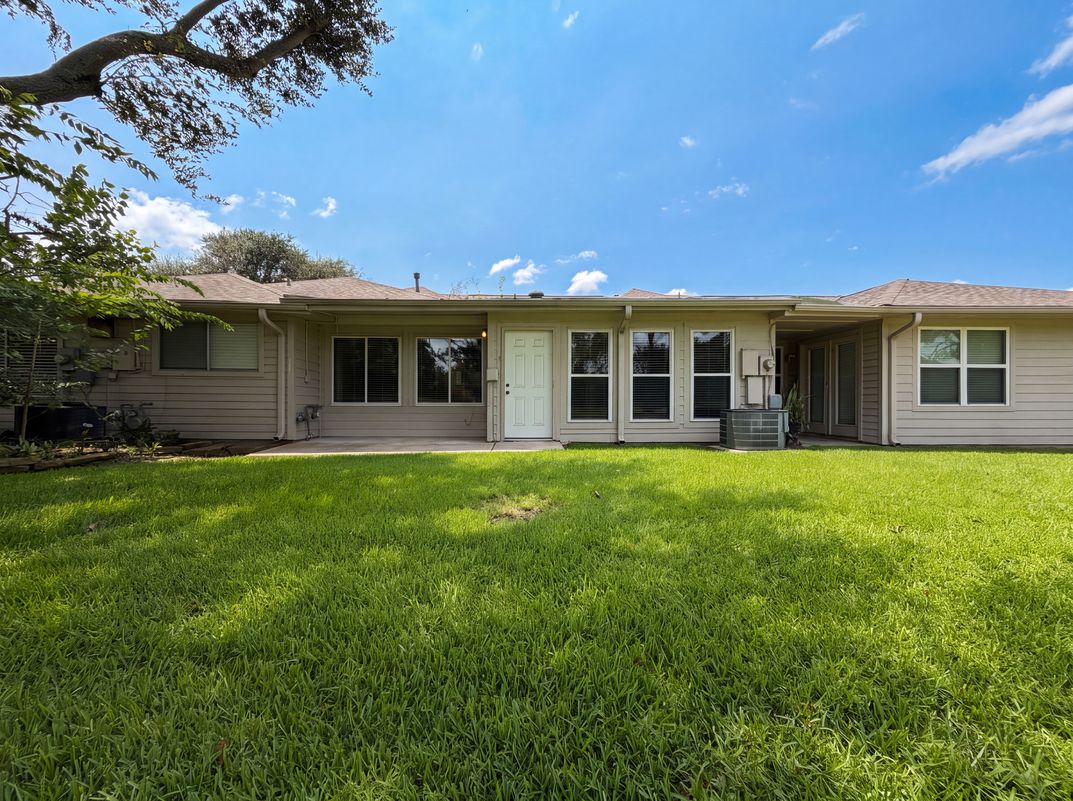 Photo 5 of 15 of 643 E Country Grove Cir, Pearland, TX