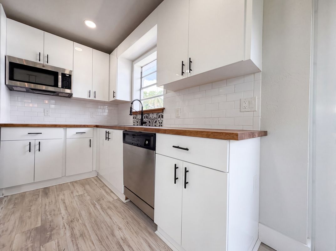 Photo 7 of 23 of 1320 NW 15th St, Homestead, FL