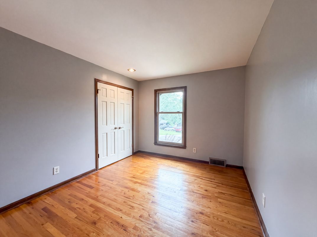 Photo 4 of 27 of 6916 N Overland Dr, Kansas City, MO