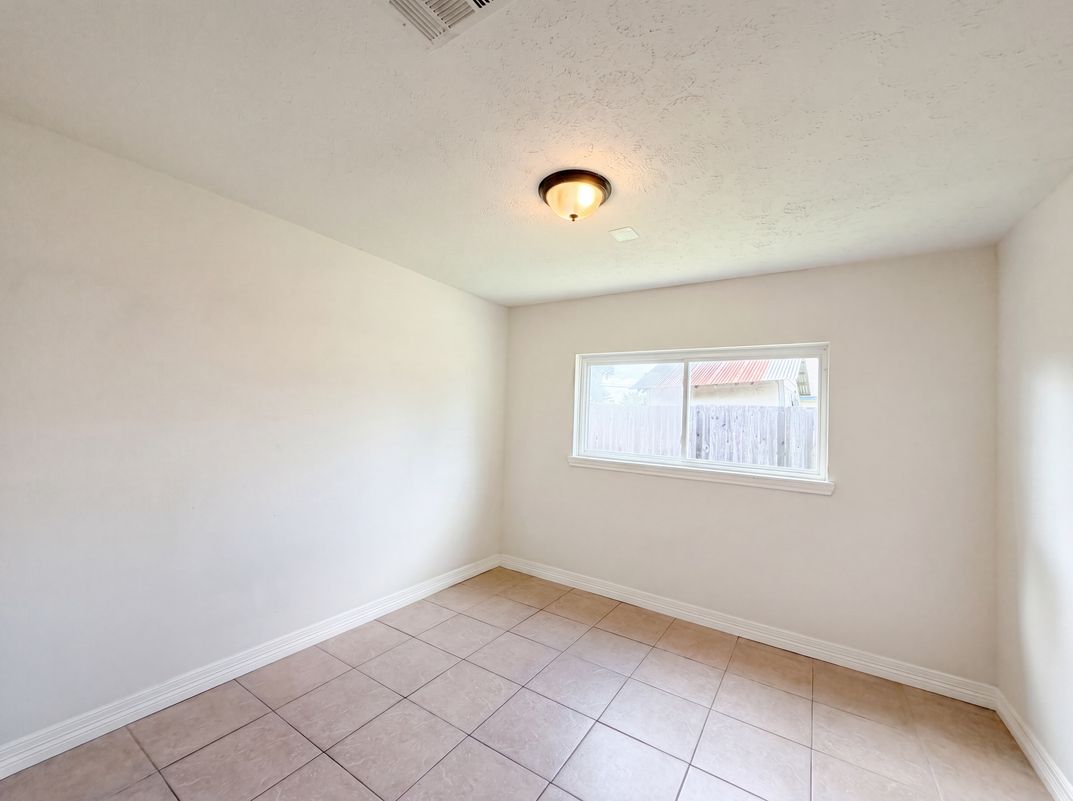 Photo 10 of 17 of 703 Midland Ct, Houston, TX