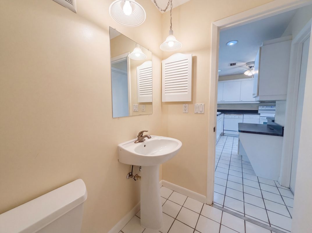 Photo 20 of 40 of 1301 Lucaya Ave, Venice, FL