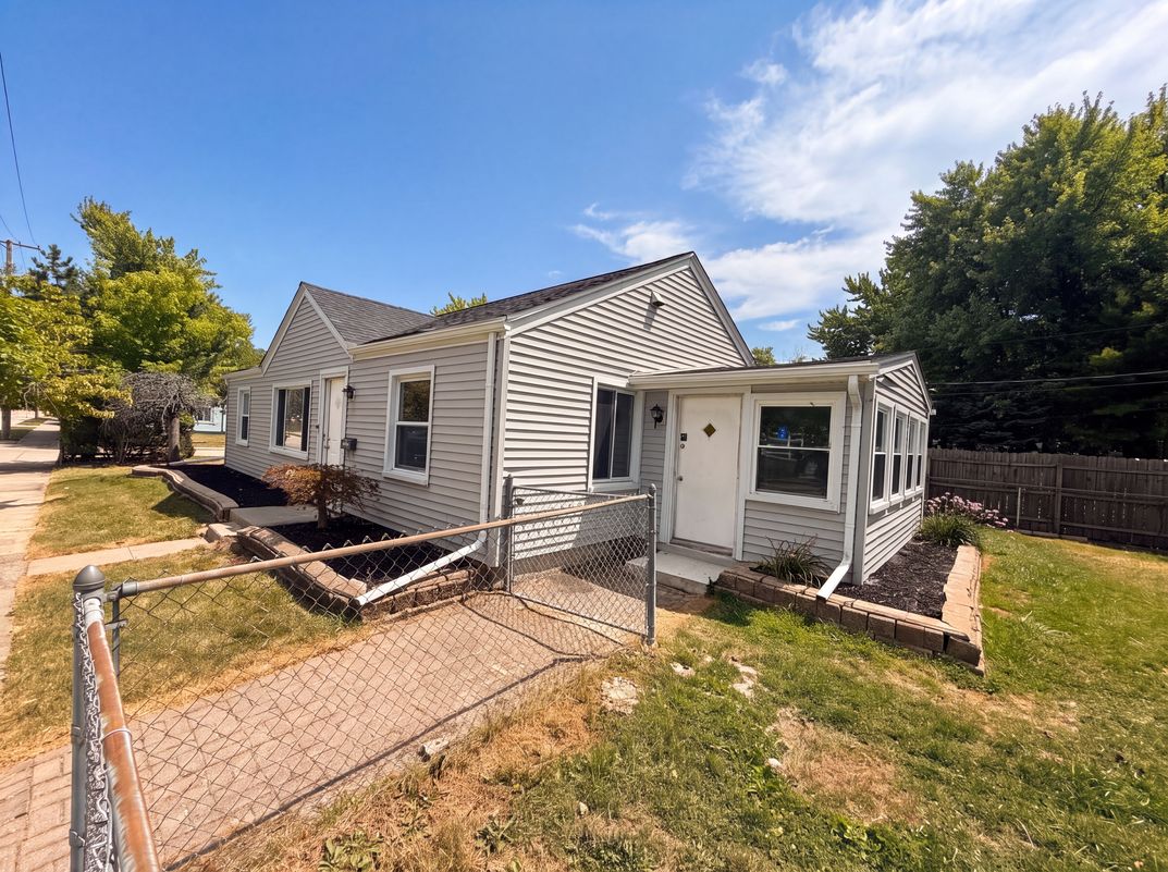 Photo 13 of 16 of 26375 Normandy St, Roseville, MI