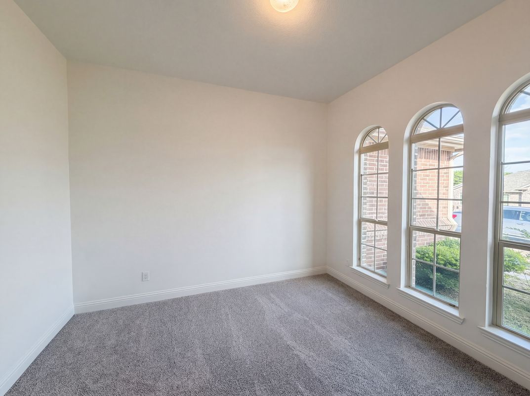 Photo 6 of 18 of 3717 Dutch Iris Ln, Forest Hill, TX