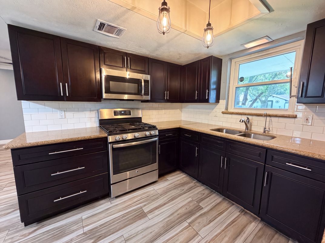 Photo 7 of 21 of 9314 Deanwood St, Houston, TX