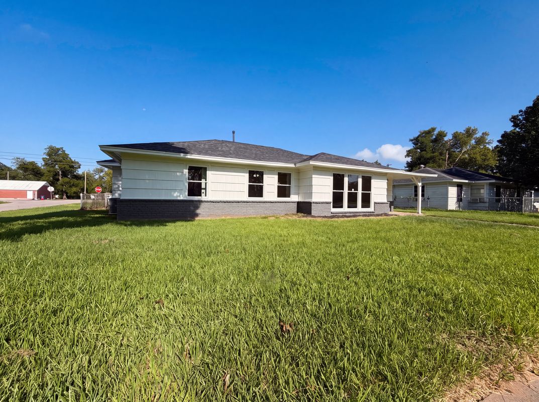 Photo 15 of 17 of 118 S Ringgold St, West Columbia, TX