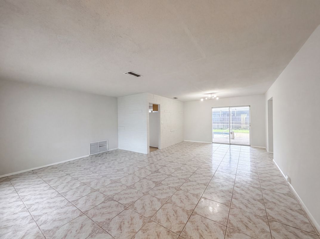 Photo 3 of 25 of 7141 Harbour Blvd, Miramar, FL