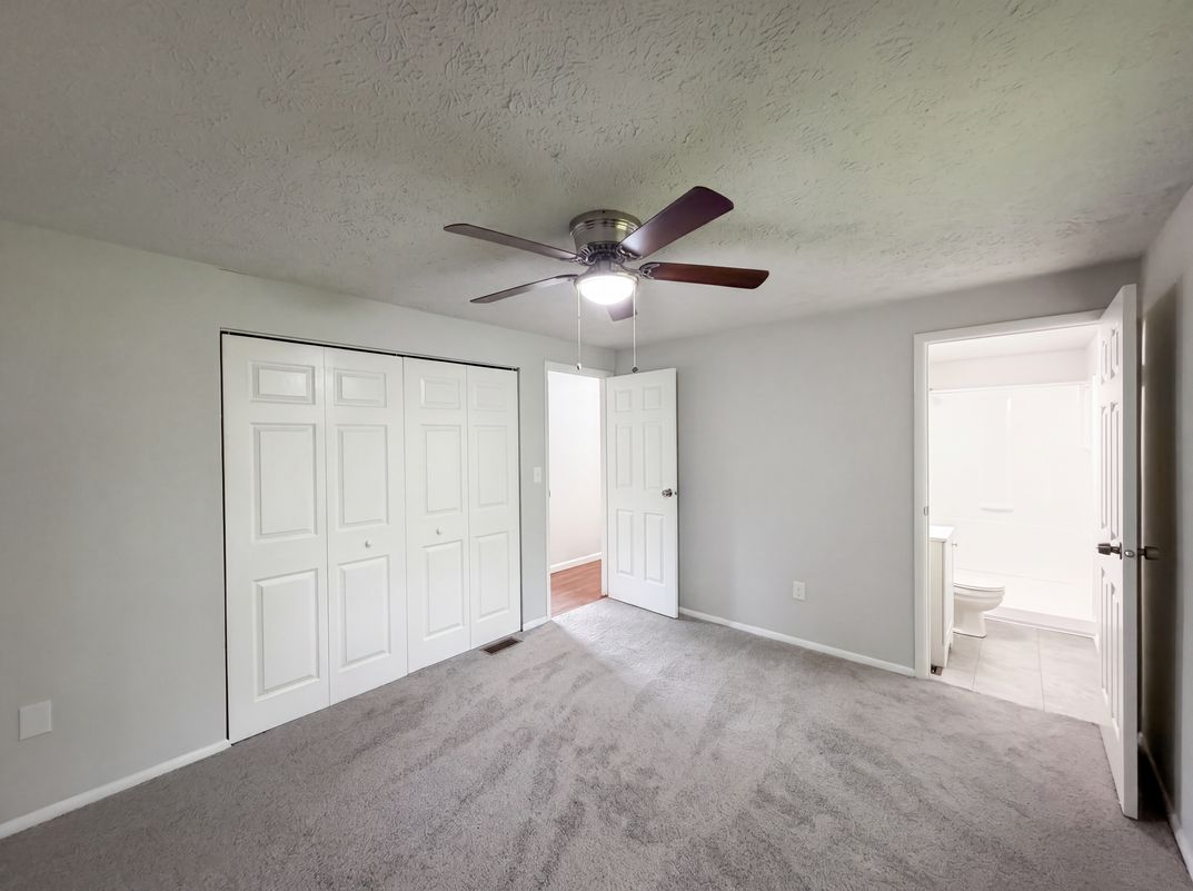 Photo 4 of 18 of 918 Bremerton Dr, Indianapolis, IN