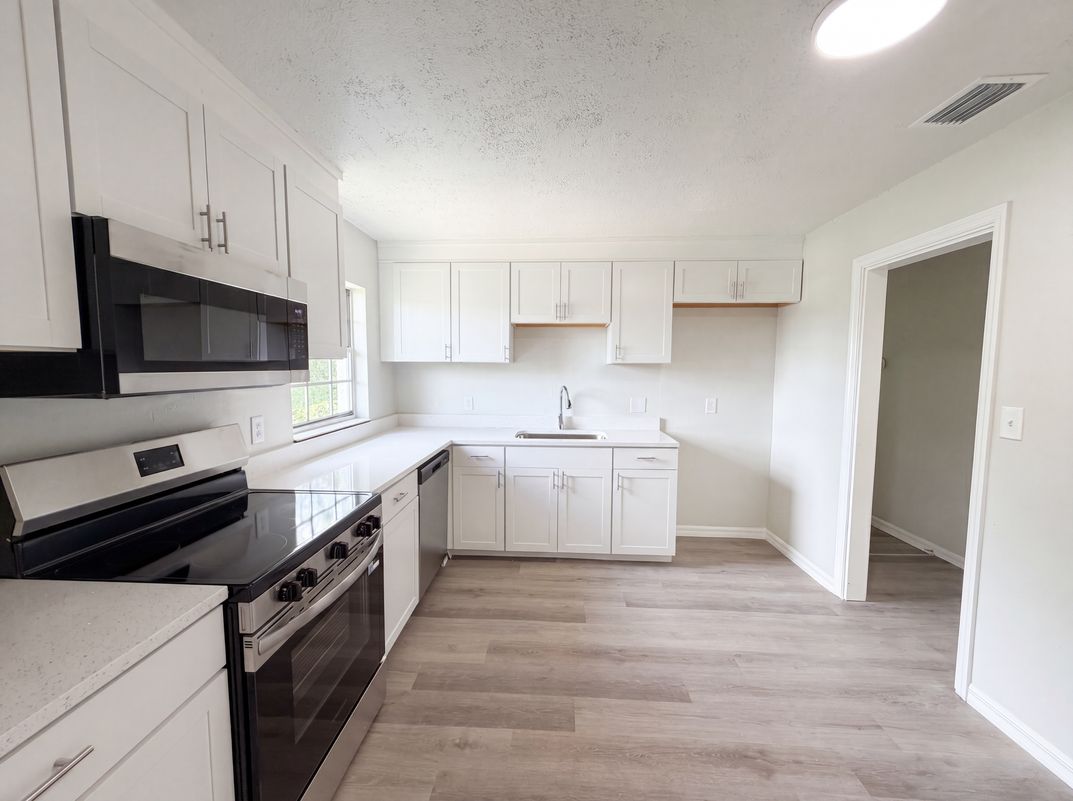 Photo 9 of 26 of 333 E Chelsea St, Deland, FL