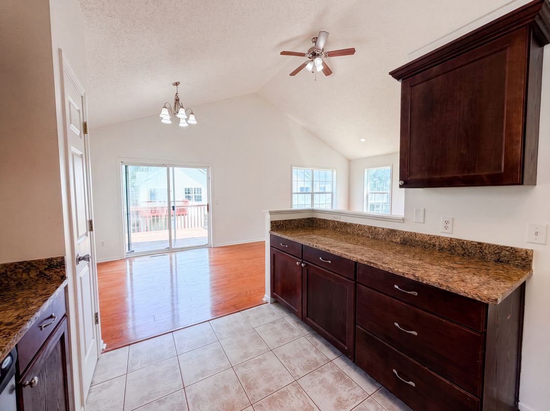 Photo 9 of 20 of 7476 Hampton Ln, Shakopee, MN