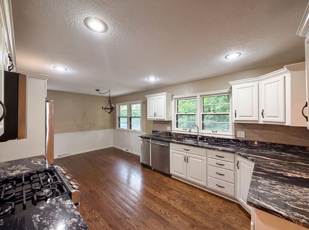 Photo 17 of 23 of 4321 NW Briarcliff Ln, Kansas City, MO