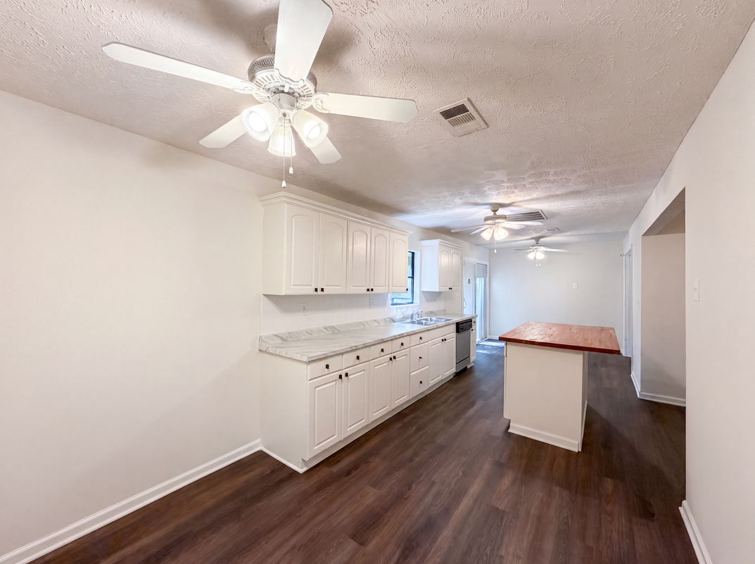 Photo 12 of 25 of 3808 Shane Ct, Ellenwood, GA